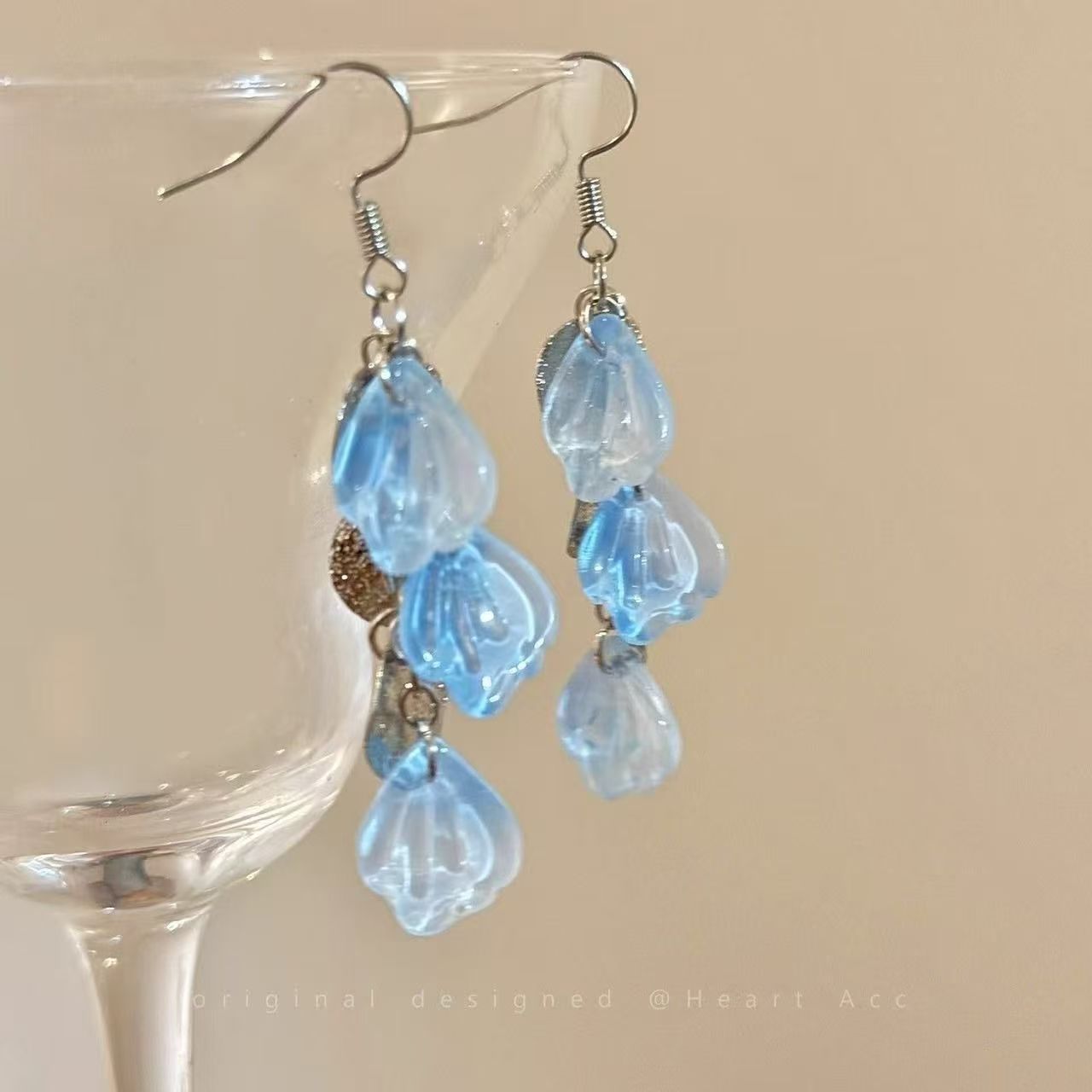 Minimalist Gradient Blue Dried Flower & Shell Hook Earrings, Cold Style Versatile Ear Cuffs