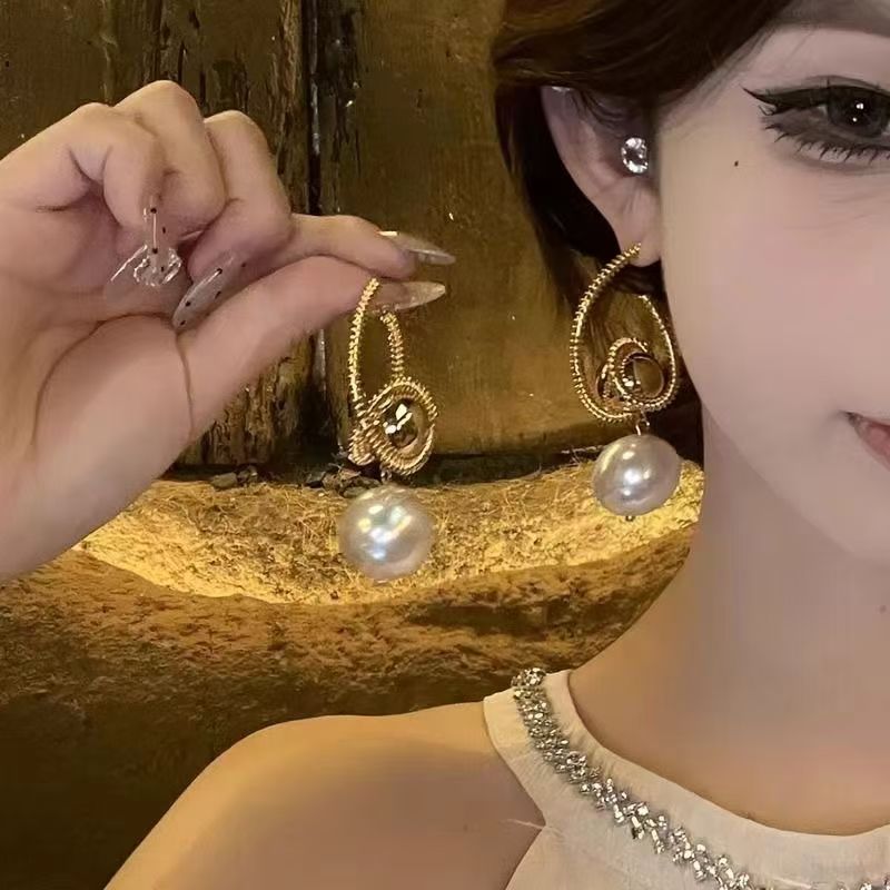 2026 Autumn & Winter European Metal Pearl Earrings, Bold Designer Jewelry
